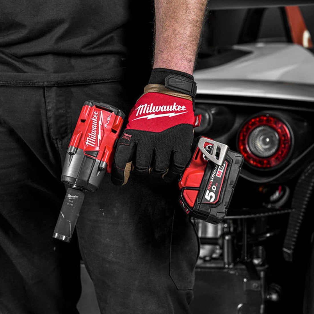 Milwaukee M18FMTIW2F12-502X 18V Fuel Brushless 1/2" Mid-Torque Impact Wrench with 2 x 5.0Ah Batteries Charger & Case 4933478451