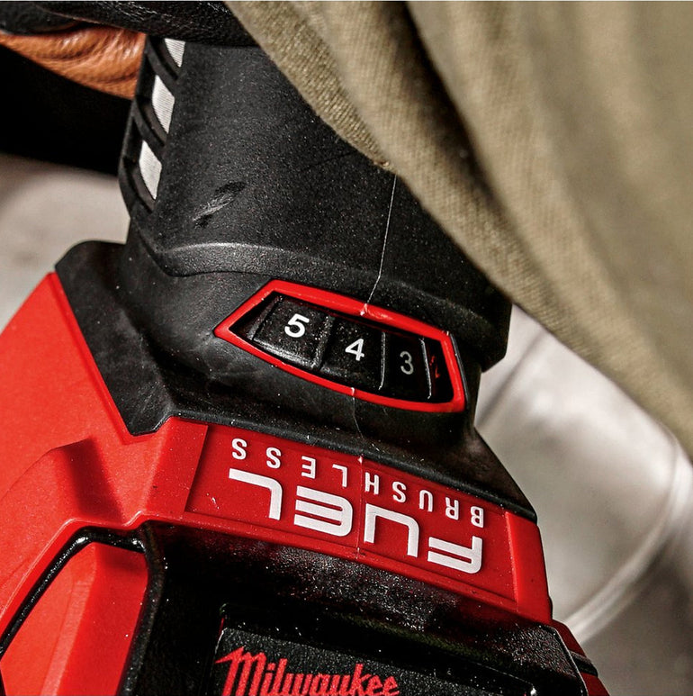 Milwaukee M18FSAGV115XPDB-0 18V FUEL 115mm Angle Grinder with 1 x 5.0Ah Battery Charger & Bag