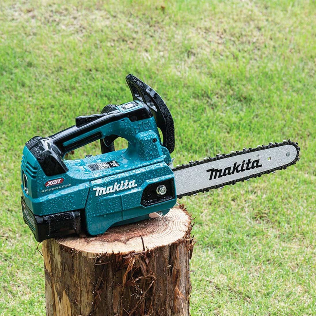 Makita UC003GD202 40V Max XGT 300mm/12" Brushless Chainsaw With 2 x 2.5Ah Batteries & Charger