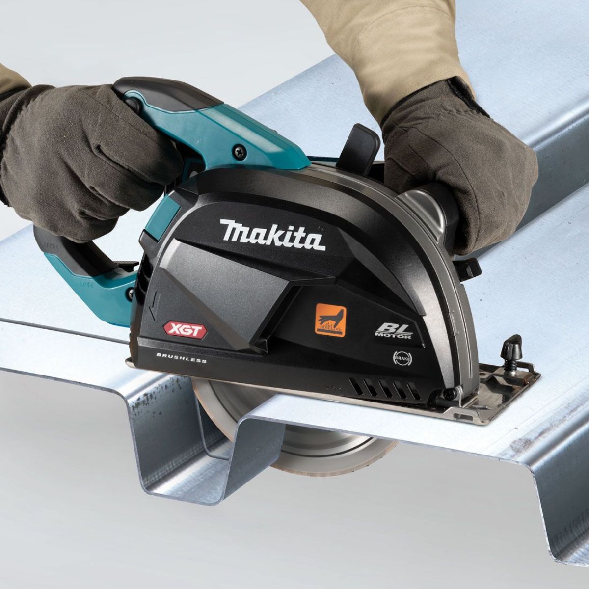 Makita CS002GZ01 40V 185mm Brushless Metal Cutter Saw with 1 x 2.5Ah Battery & Charger