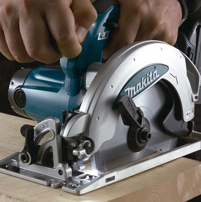 Makita DSS610Z 18V 165mm Cordless Circular Saw with 1 x 5.0Ah Battery Charger & Bag