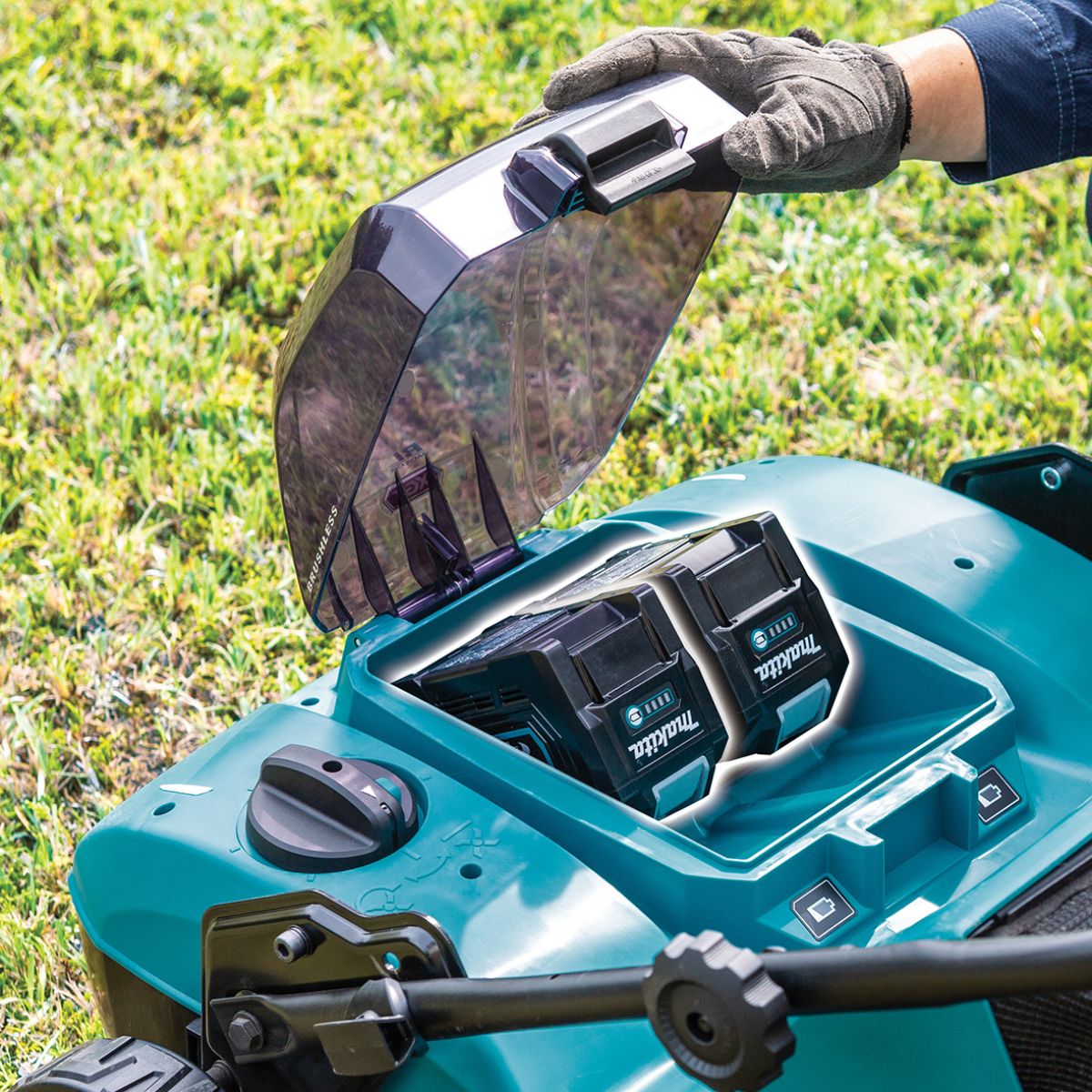 Makita UV001GM201 380mm 40V Max Brushless Lawn Scarifier With 2 x 4.0Ah Batteries & Charger