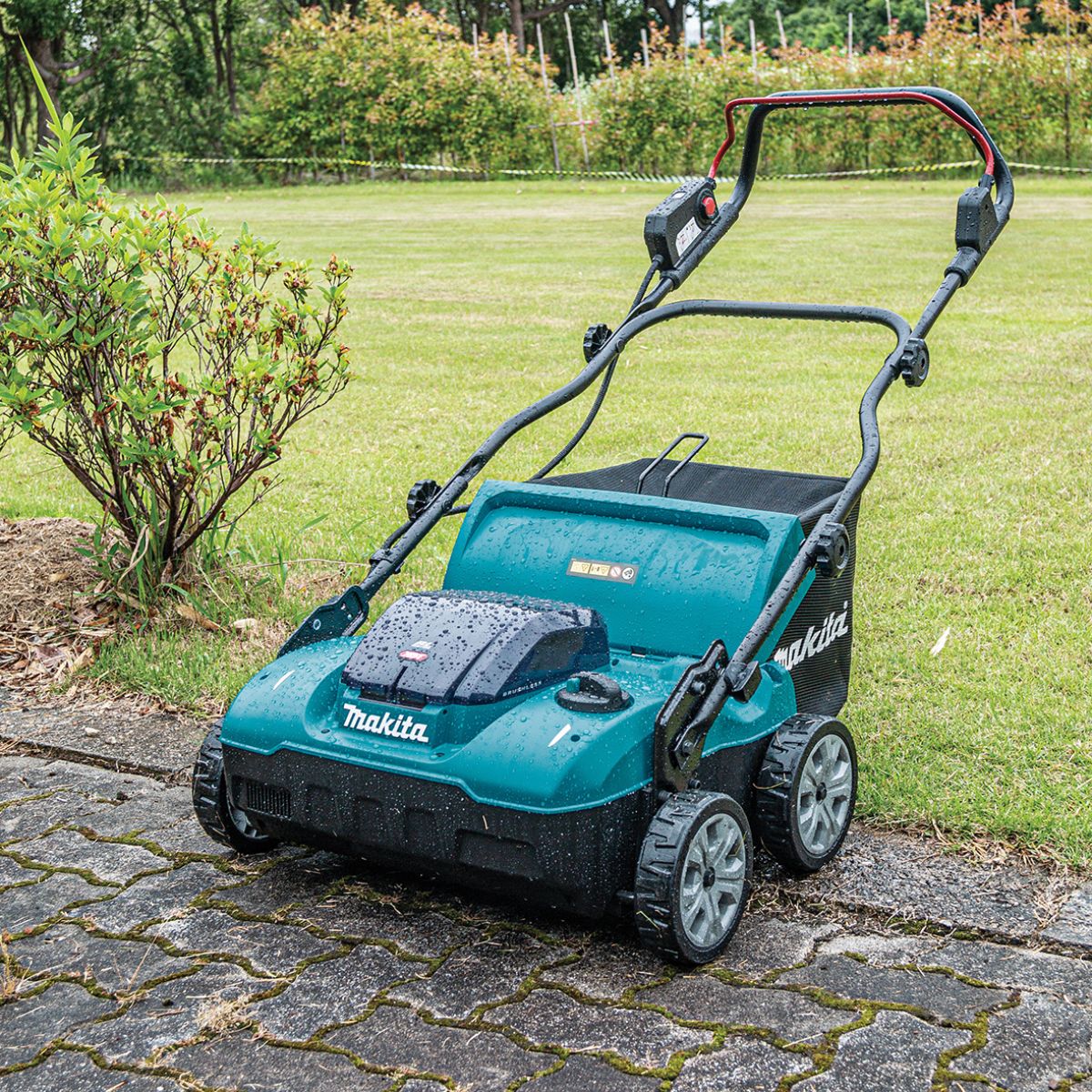 Makita UV001GM201 380mm 40V Max Brushless Lawn Scarifier With 2 x 4.0Ah Batteries & Charger