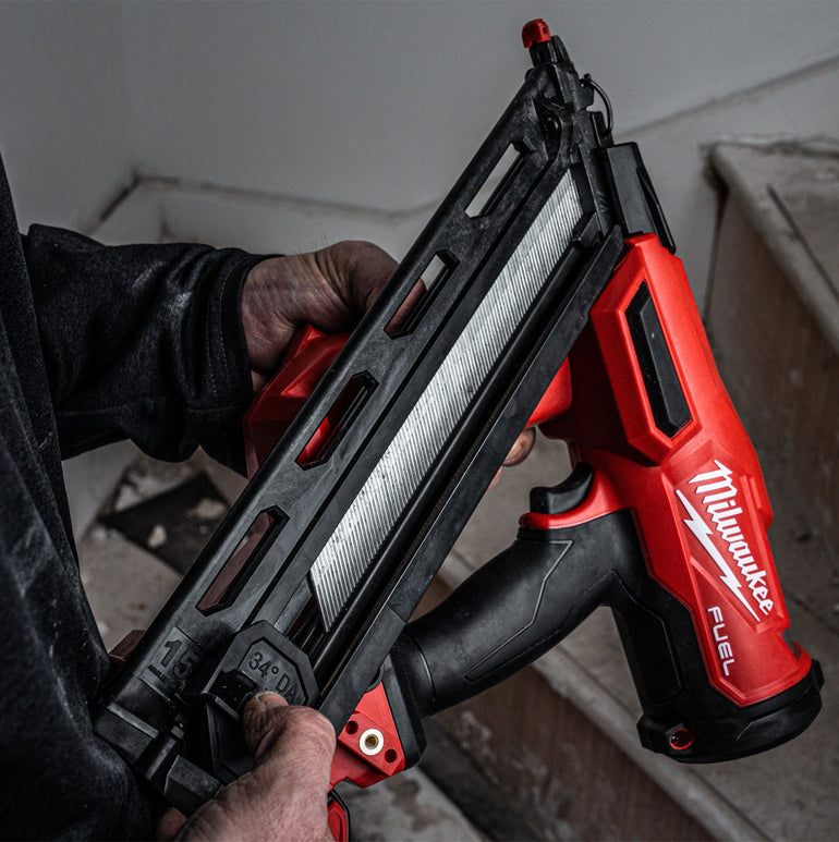 Milwaukee M18FN15GA-0 18V Brushless Angled Finish Nailer 15Ga with 1 x 5.5Ah Battery Charger & Bag