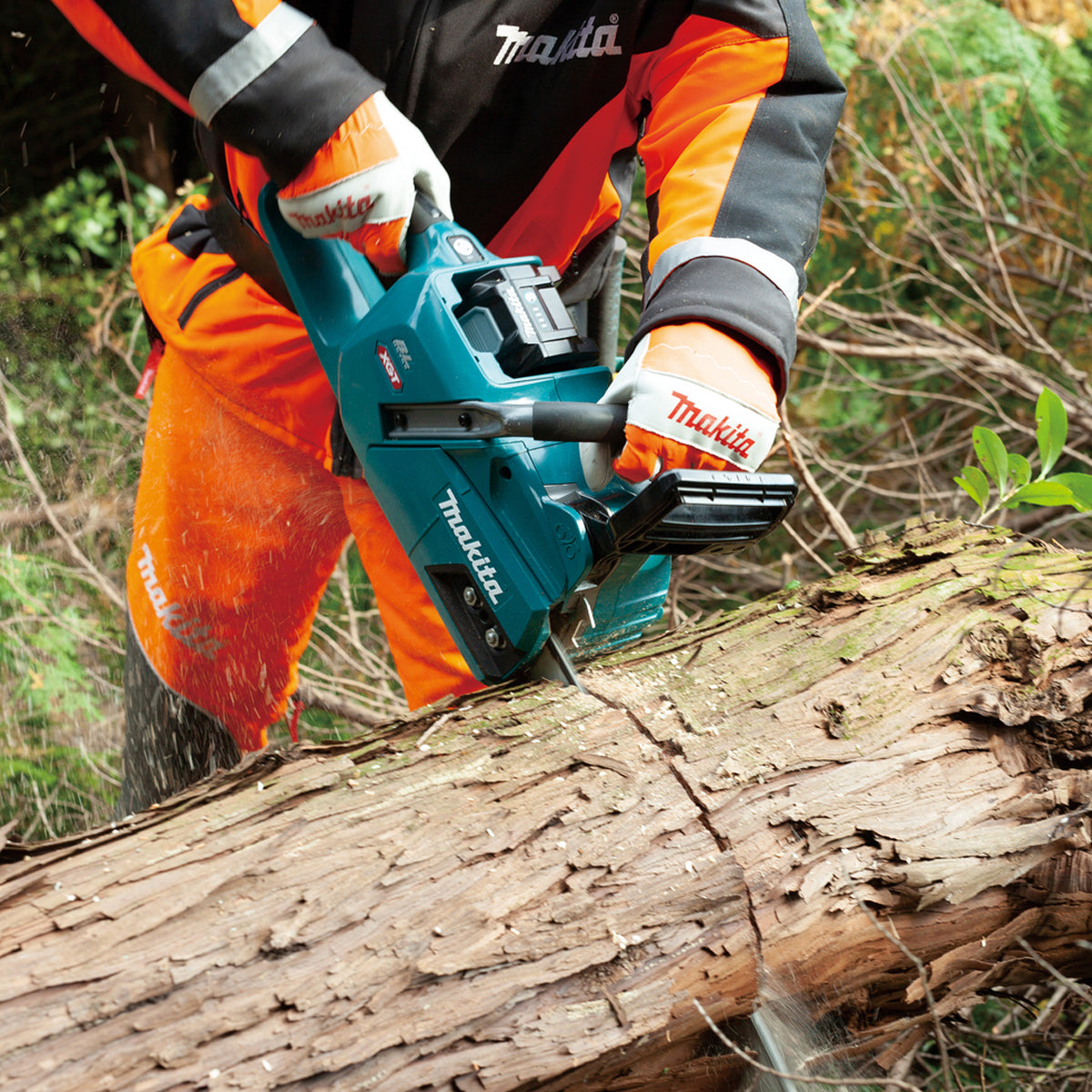 Makita UC011GT201 40VMAX XGT Brushless 350mm Chainsaw with 2 x 5.0Ah Battery & Charger