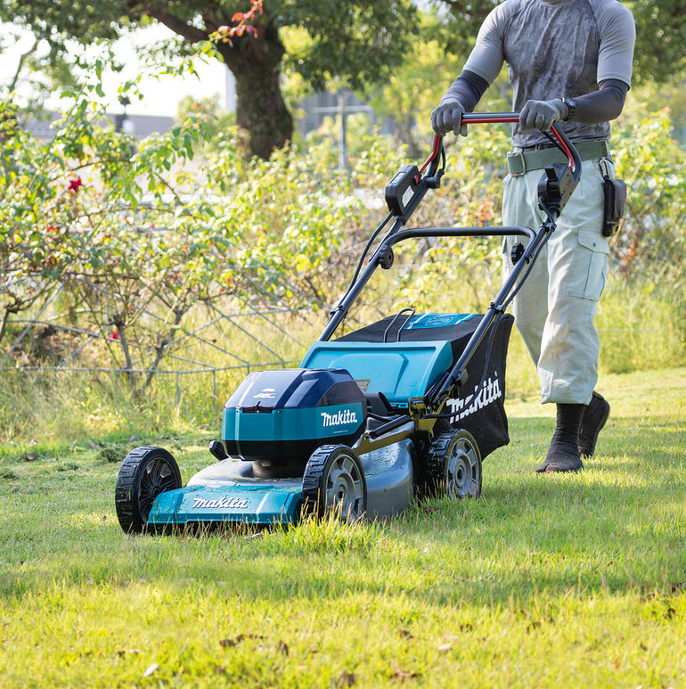 Makita LM004JM101 64Vmax 53cm Brushless Lawn Mower With 1 x BL6440 4.0Ah Battery & DC64WA Charger