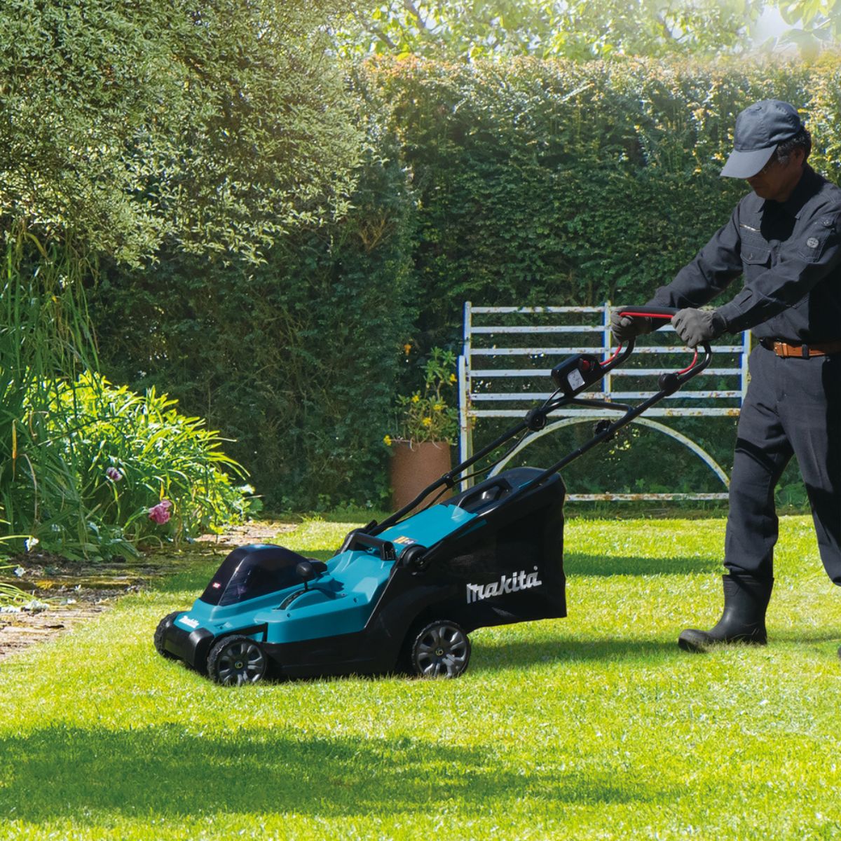 Makita LM003GM103 40V XGT Brushless 380mm (15″) Lawn Mower with 1 x 4.0Ah Battery & Charger