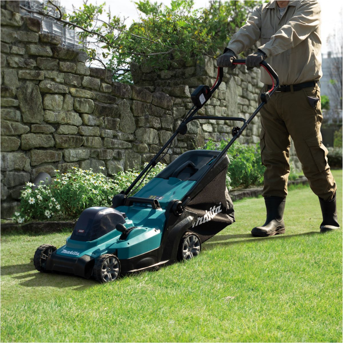 Makita LM004GM103 40Vmax XGT Brushless 430mm (17") Lawn Mower With 1 x 4.0Ah Battery & Charger