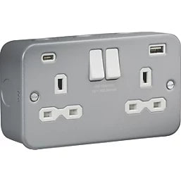 KNIGHTSBRIDGE 13A 2-GANG SP SWITCHED METAL CLAD SOCKET + 4.0A 20W 2-OUTLET TYPE A & C USB CHARGER WITH WHITE INSERTS (283PY)