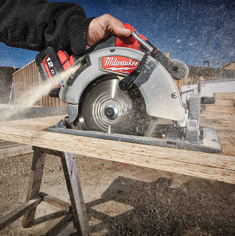 Milwaukee M18FCS66-0 M18 18V Fuel Brushless 66mm Circular Saw with 1 x 5.0Ah Battery & Charger