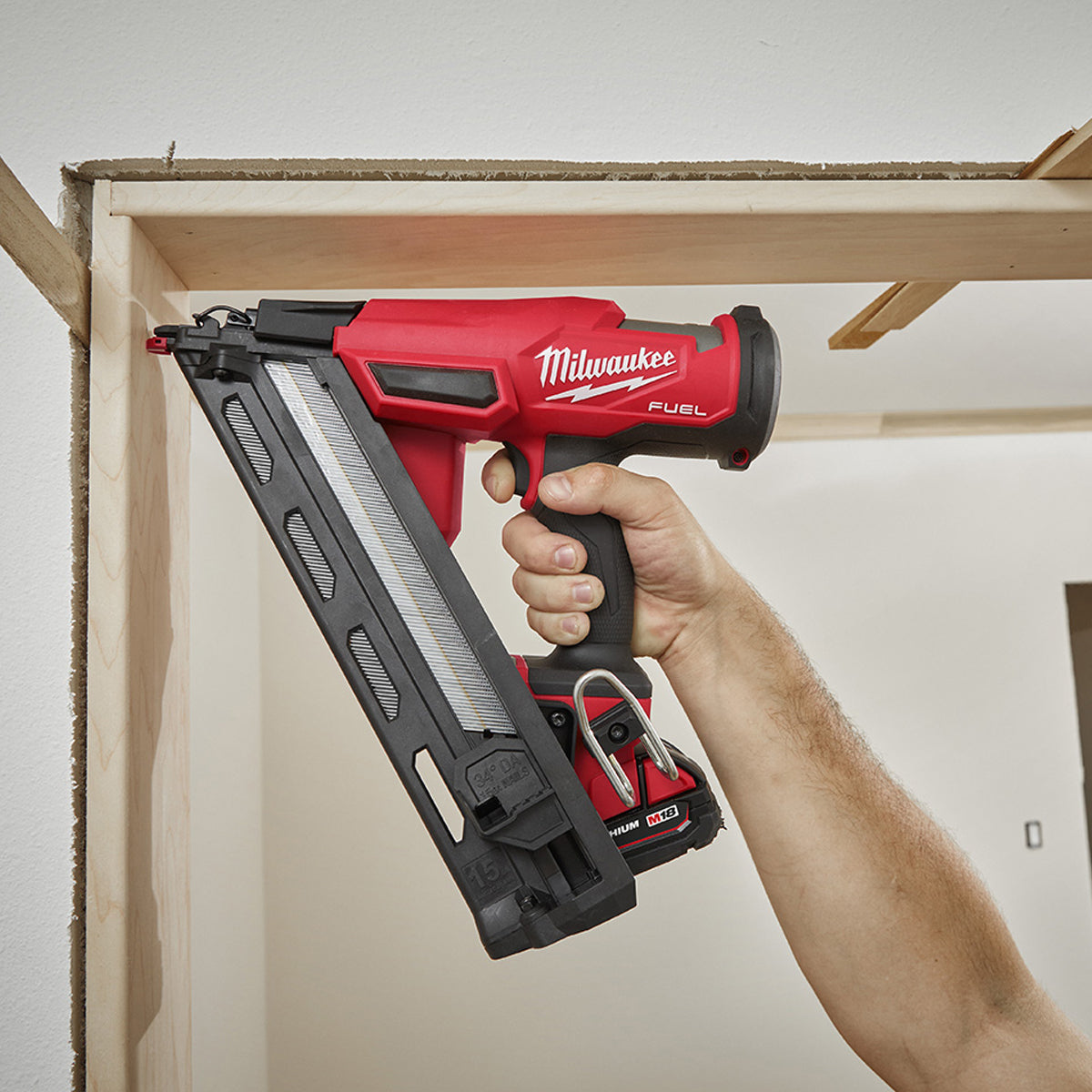 Milwaukee M18FN15GA-0 18V Brushless Angled Finish Nailer 15Ga with 1 x 2.0Ah Battery & Charger in Bag