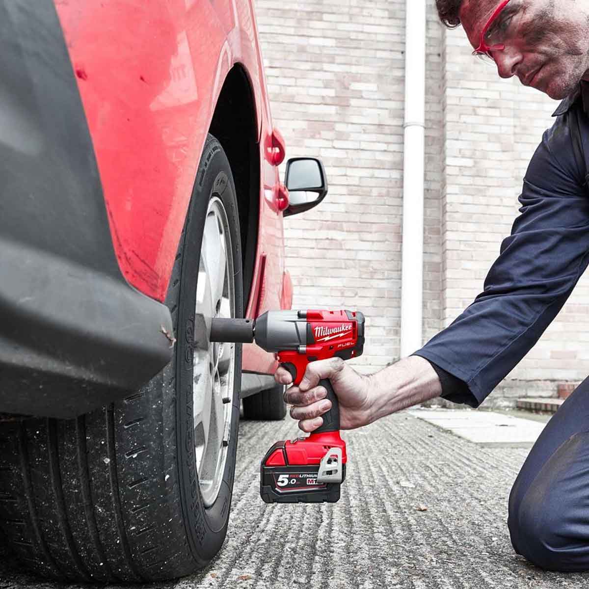 Milwaukee M18FMTIW2F12-0X 18V Brushless 1/2" Impact Wrench with 1 x 5.0Ah Battery Charger & Case