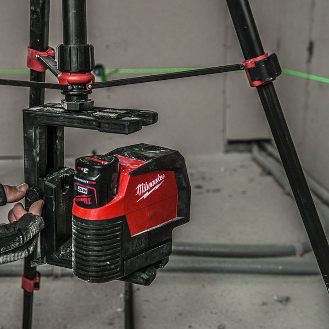 Milwaukee M12CLLP-0 12V Green Cross Line 2 Plane Laser 360° Case with 1 x 2.0Ah Battery & Charger