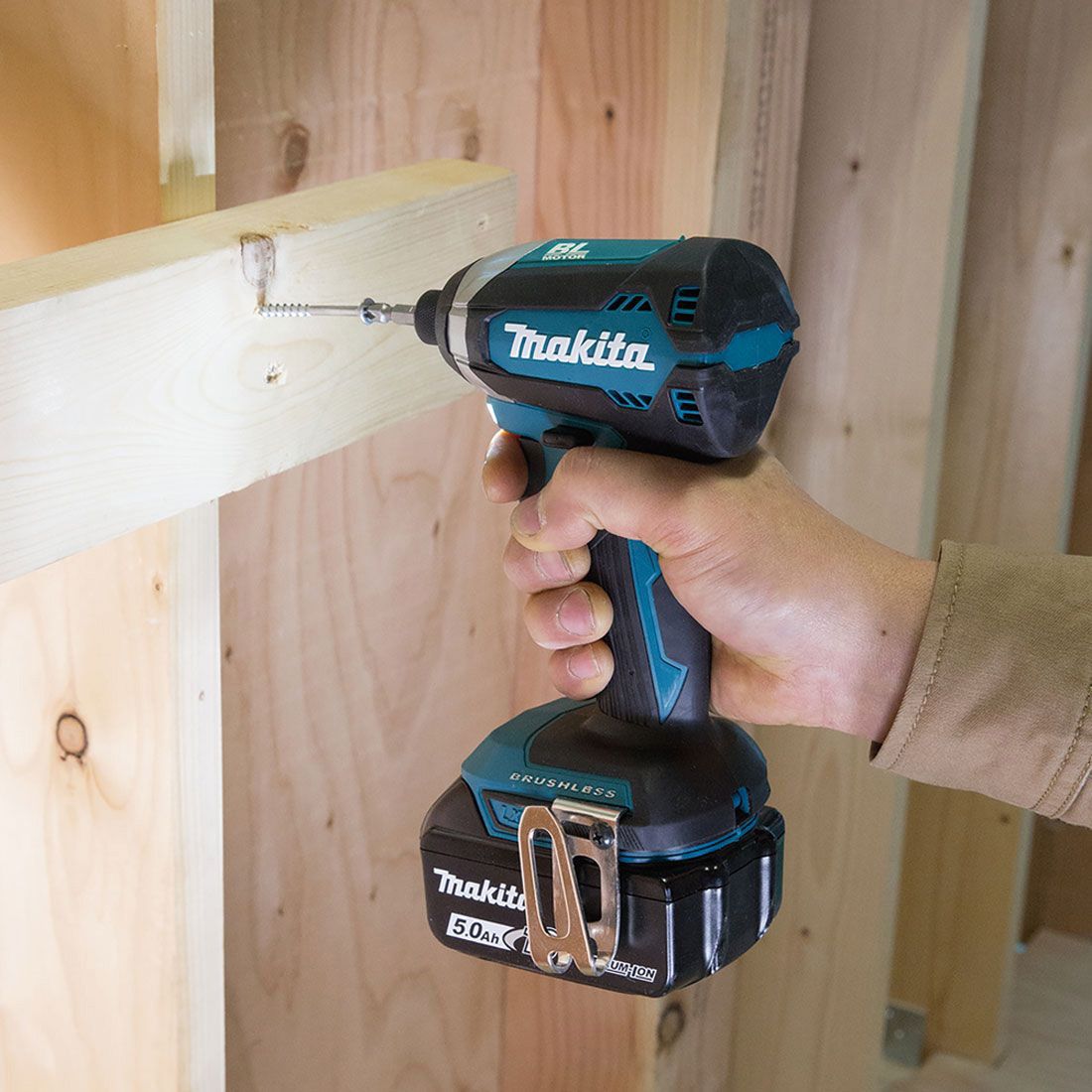 Makita 18V Brushless Twin Pack Combi Drill & Impact Driver With 2 x 4.0Ah Battery & 100 Piece Drill Set MTKIT-16184