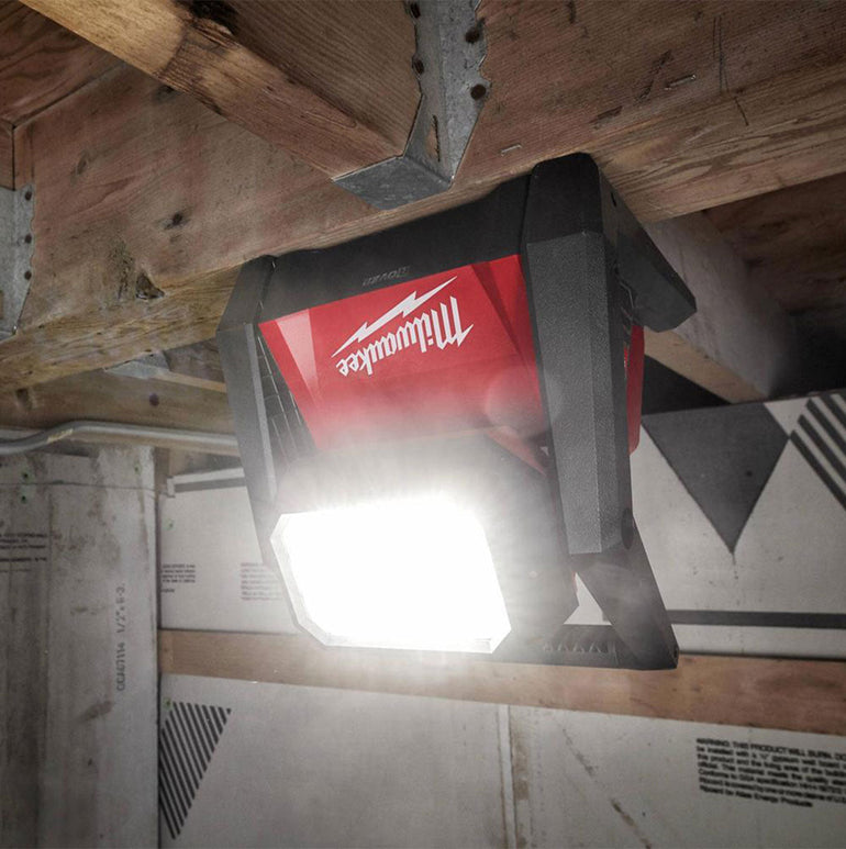 Milwaukee M18HOAL-0 18V High Output Area Light with 1 x 5.0Ah Battery & Charger