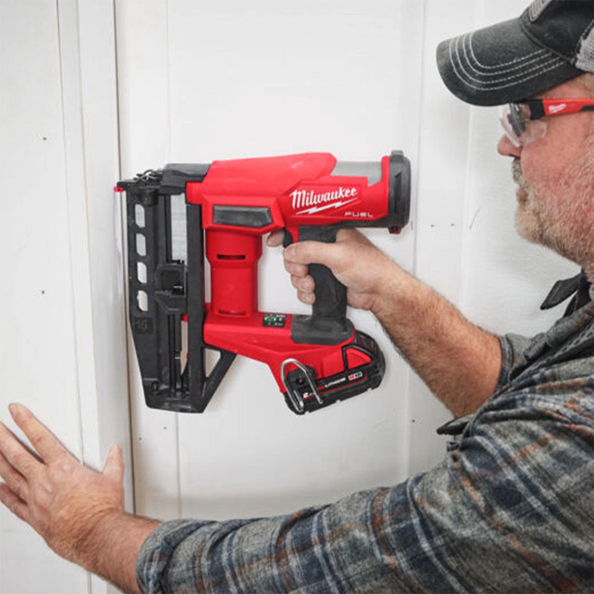 Milwaukee M18FN16GS-0X 18V Fuel Brushless 16G Straight Finish Nailer with 1 x 5.0Ah Battery Charger & Case