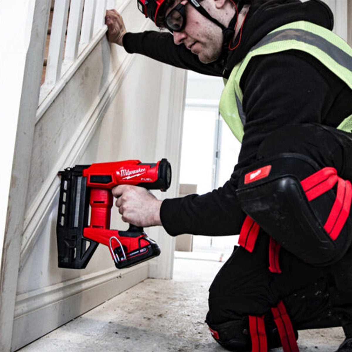 Milwaukee M18FN16GS-0X 18V Fuel Brushless 16G Straight Finish Nailer with 1 x 5.0Ah Battery Charger & Case