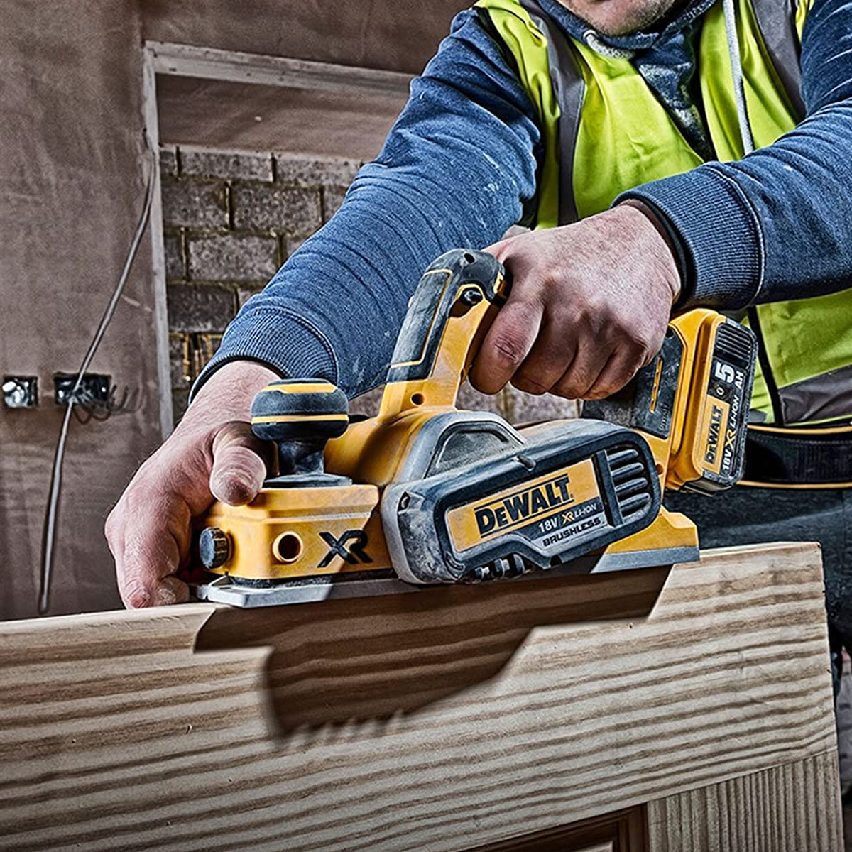 Dewalt DCP580N 18V Cordless Brushless 82mm Planer with 1 x 5.0Ah Battery Charger & Bag