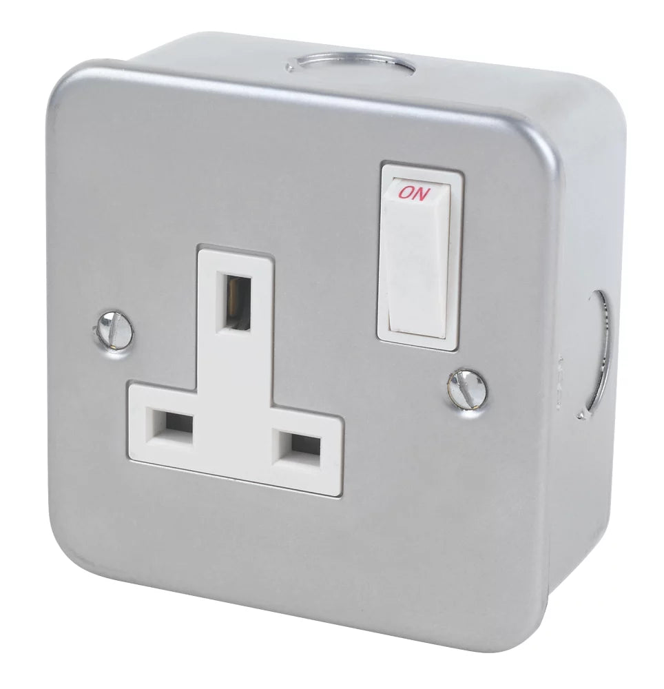 13A 1-GANG SP SWITCHED METAL CLAD SOCKET WITH WHITE INSERTS