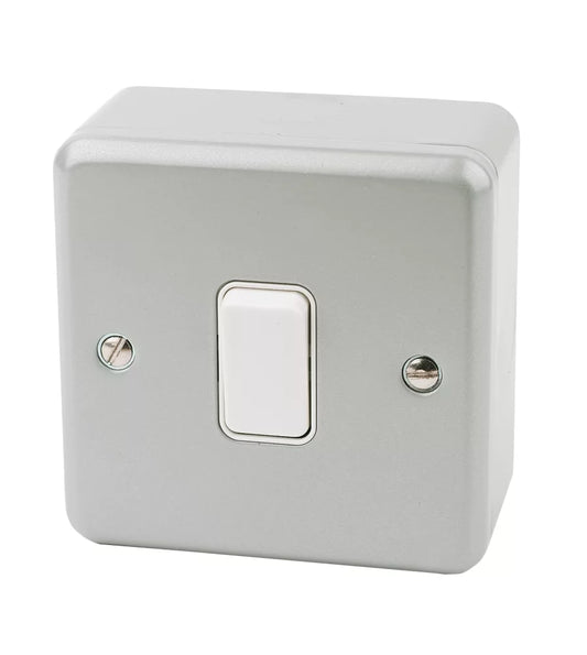 MK METALCLAD PLUS 10AX 1-GANG 2-WAY METAL CLAD LIGHT SWITCH WITH WHITE INSERTS (56176)
