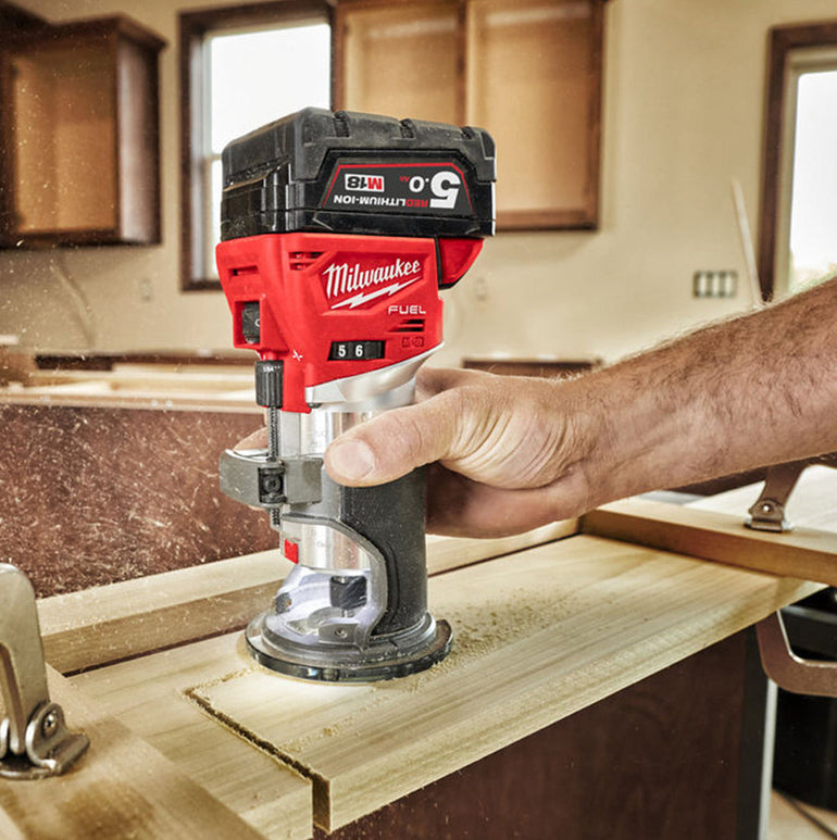 Milwaukee M18FTR-0X M18 18V Brushless FUEL Trimmer Router with 1 x 5.5Ah Battery Charger & Case