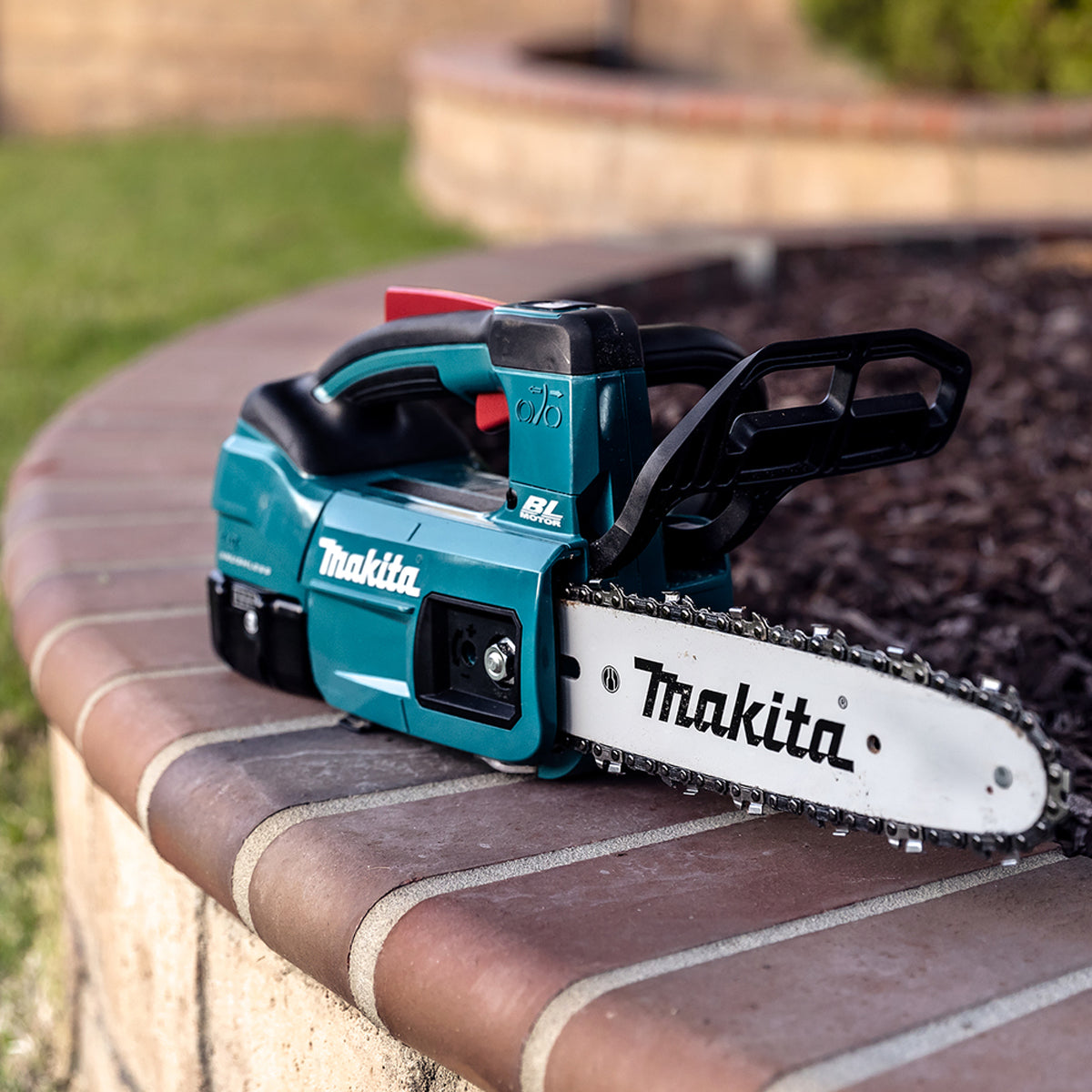 Makita DUC254RT 18V Brushless Chainsaw 25cm with 1 x 5.0Ah Battery & Charger