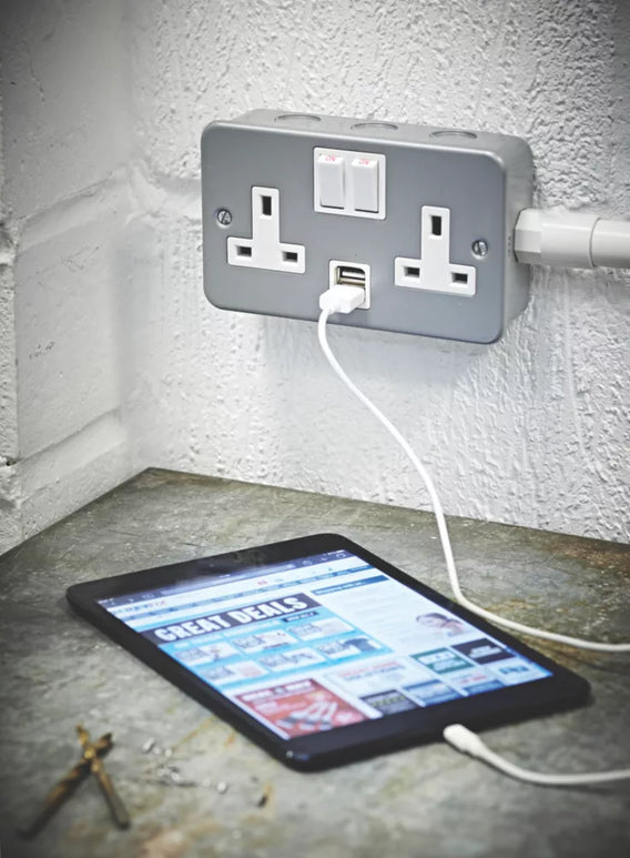 13A 2-GANG DP SWITCHED METAL CLAD SOCKET + 2.1A 10.2W 2-OUTLET TYPE A USB CHARGER WITH WHITE INSERTS