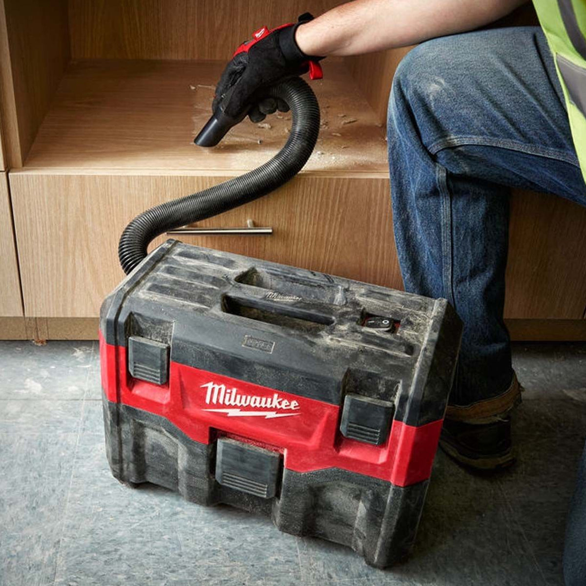 Milwaukee M18VC2-0 18V Wet/Dry Vacuum Cleaner with 2 x 5.0Ah Batteries & Charger