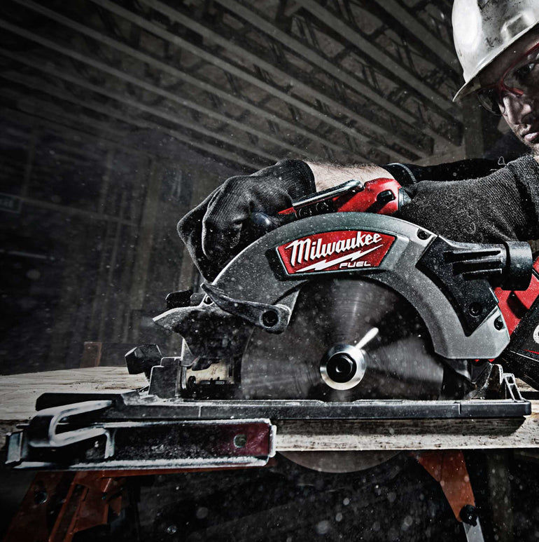 Milwaukee M18CCS55-0 18V M18 Fuel Brushless 165mm Circular Saw with 1 x 5.5Ah Battery Charger & Bag