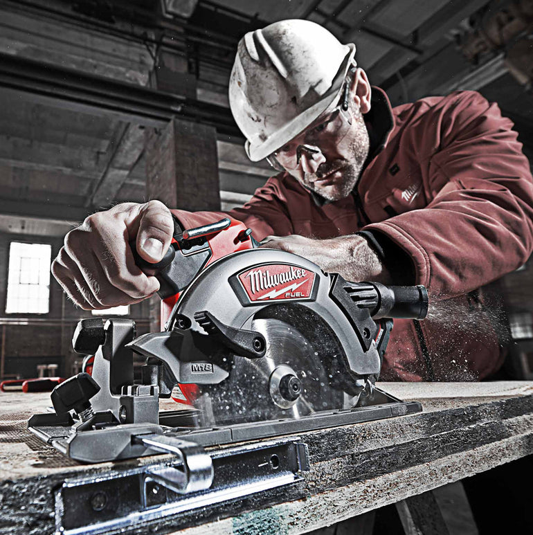 Milwaukee M18CCS55-0 18V M18 Fuel Brushless 165mm Circular Saw with 1 x 5.5Ah Battery Charger & Bag