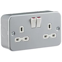 KNIGHTSBRIDGE 13A 2-GANG DP SWITCHED METAL CLAD SOCKET WITH WHITE INSERTS