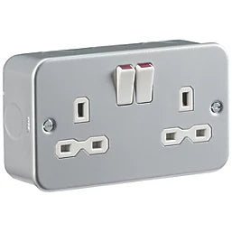 KNIGHTSBRIDGE 13A 2-GANG DP SWITCHED METAL CLAD SOCKET WITH WHITE INSERTS (919VF)