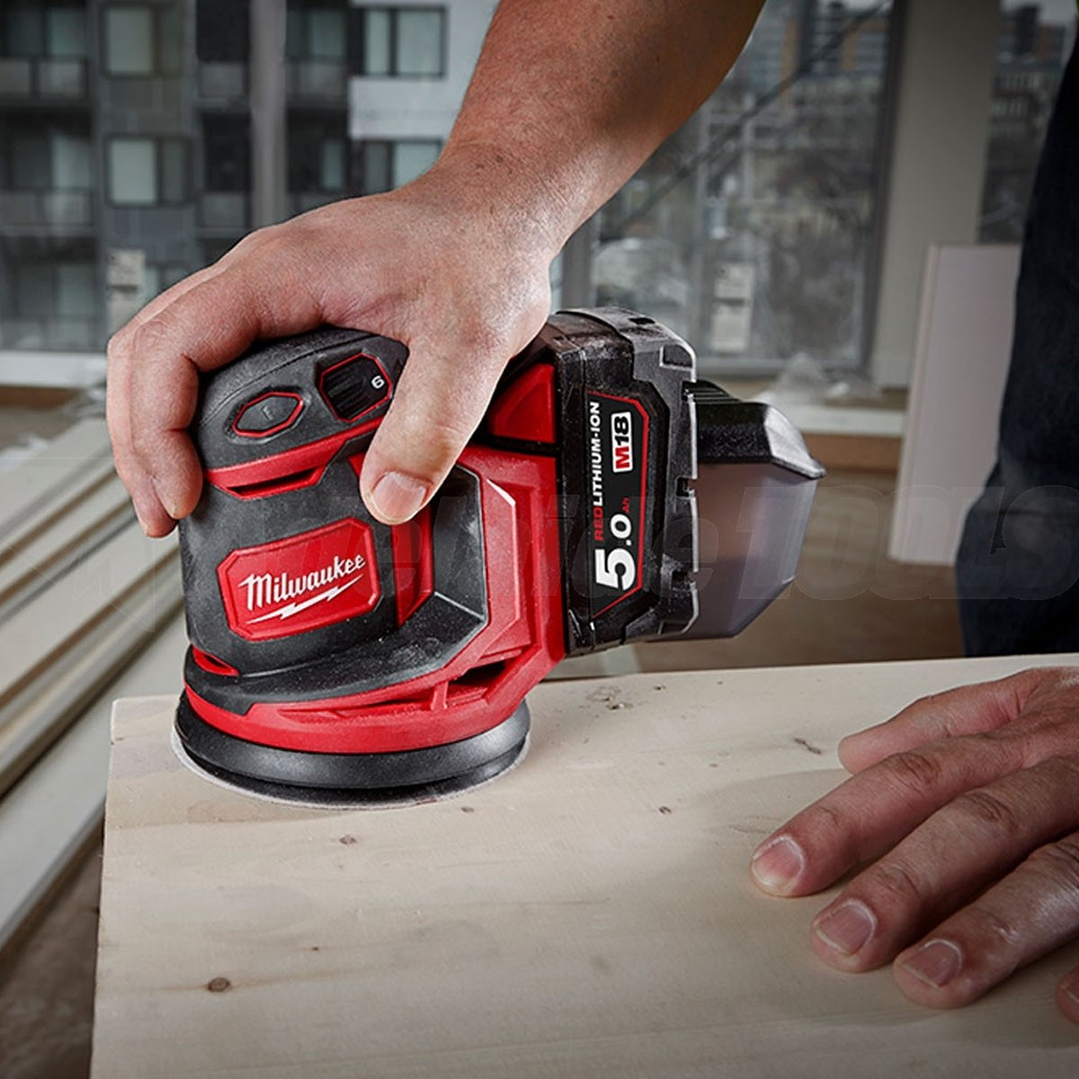 Milwaukee M18BOS125-0 18V 125mm Random Orbital Sander with 1 x 5.0Ah Battery Charger & Bag