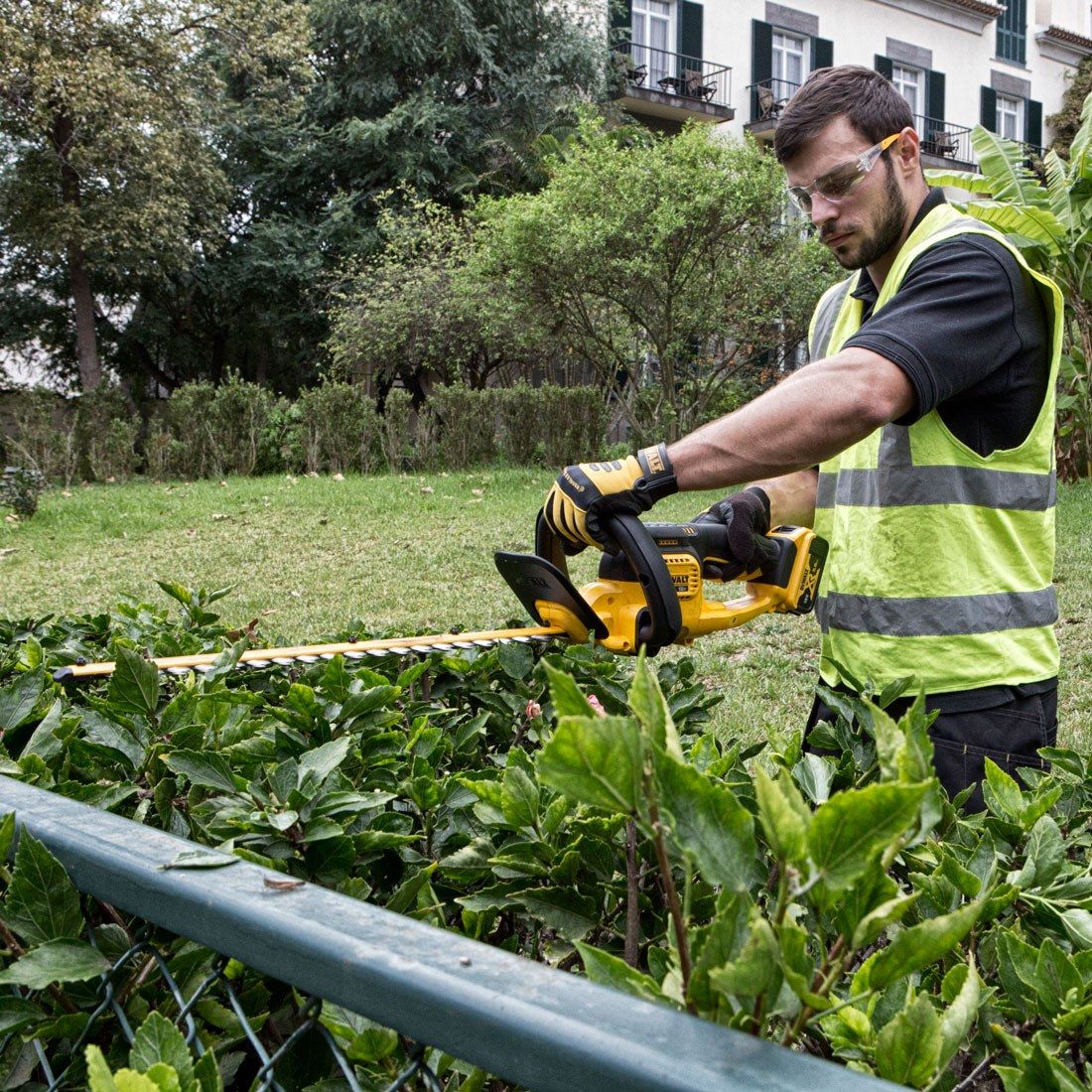 DEWALT DCM563PB-XJ 18V XR CORDLESS HEDGE TRIMMER BODY ONLY