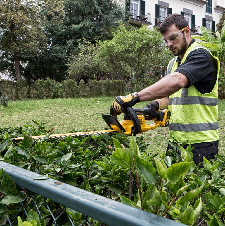 DEWALT DCM563PB-XJ 18V XR CORDLESS HEDGE TRIMMER BODY ONLY